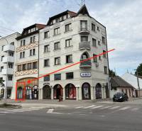 Das Gebäude in der Petöfi-Straße in Komárno mit Geschäftsräumen im Erdgeschoss.