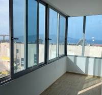 Eine Glasveranda mit Meerblick in einer Ferienwohnung.