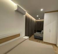 Ferienwohnung mit Bett, Schrank, Klimaanlage und Sofa.