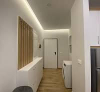 Gemütliches Interieur einer Ferienwohnung mit Waschmaschine und Stauraum.