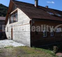 Ein Einfamilienhaus in Horna Ves mit Holzverkleidung und einem schrägen Dach.