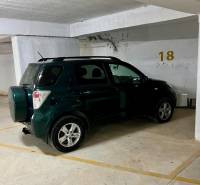 Das Auto ist in der Garage auf dem Parkplatz Nummer 18 geparkt.