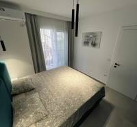 Ferienwohnung mit bequemem Bett, Klimaanlage und Balkontüren mit Aussicht.