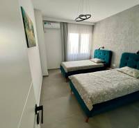 Doppelzimmer mit gepolsterten Betten im Ferienapartment.