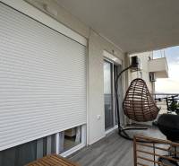 Balkon mit Wandrollos, Hängekorb, Grill und Aussicht, Ferienwohnung Sarandë.