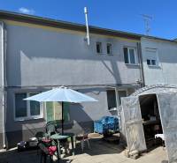 Einfamilienhaus in Komárno mit Hof, Sitzbereich und geschlossenem Unterstand.