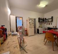 Esszimmer in einem Einfamilienhaus mit Möbeln, Tisch und Dekorationen.