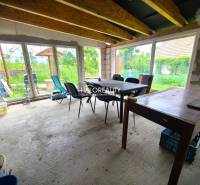 Der Bau eines Einfamilienhauses mit großen Fenstern und Blick in den Garten.