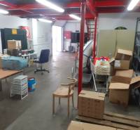 Interieur von Lagern und Hallen mit Kisten, Tisch und Regalen.
