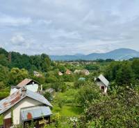 Ein Landhaus in Mojš, umgeben von Grün und Hügeln unter blauem Himmel.