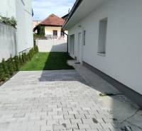 Einfamilienhaus in der Turč. Kľačany Straße in Martin mit überdachter Terrasse und Rasen.
