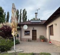 Einfamilienhaus in Malacky, Vorgarten mit Terrasse, Grünfläche und Satellitenschüssel.