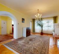 Wohnzimmer in einem Einfamilienhaus mit Teppich, Möbeln und Zimmerpflanze.