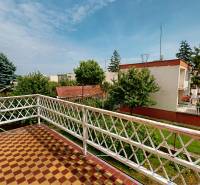 Der Balkon eines Einfamilienhauses in der Božena Němcová-Straße in Komárno mit Blick auf den Garten.
