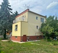 Einfamilienhaus in der Božena Němcová Straße in Komárno mit umliegendem Garten und Baum.