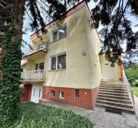 Ein Einfamilienhaus in der Božena Němcová Straße in Komárno, umgeben von Grün und Treppen.