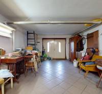 Interieur eines Einfamilienhauses mit Werkstatt, verschiedenen Werkzeugen und Lagermaterialien.
