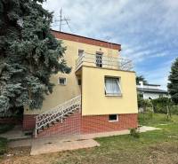 Einfamilienhaus in der Božena Němcová-Straße, Komárno, mit Außenbereich und Treppe, die in den ersten Stock führt.