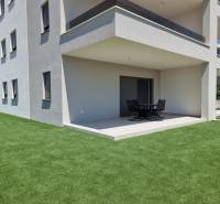 Exterieur einer 4-Zimmer-Wohnung in Vodice mit moderner Terrasse und grünem Rasen.