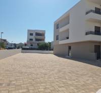 In Vodice sind moderne Wohngebäude und eine gepflasterte Zufahrtsstraße sichtbar.