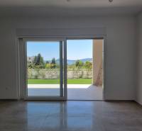 Aussicht aus einer 3-Zimmer-Wohnung mit Garten und Schiebetüren.