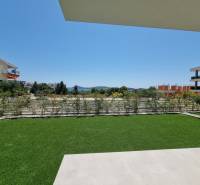 Garten bei einer 3-Zimmer-Wohnung in Vodice, mit Blick auf die umliegenden Gebäude und Grünflächen.