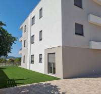 Außenbereich einer 3-Zimmer-Wohnung in der Stadt Vodice mit grünem Rasenhof.
