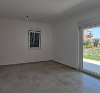 Helles Zimmer mit Keramikboden, Blick in den Garten und großem Fenster, 3-Zimmer-Wohnung.
