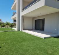 Exterieur einer 3-Zimmer-Wohnung in Vodice mit Rasen und Terrasse in kroatischer Szenerie.