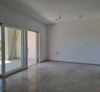 Geräumiges Wohnzimmer mit großem Fenster in einer 3-Zimmer-Wohnung.