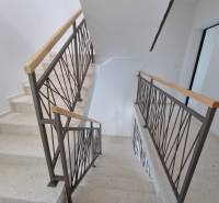 Eine Treppe mit einem Metallgeländer in einer 4-Zimmer-Wohnung.