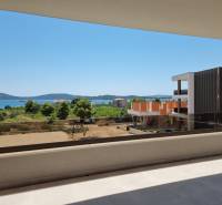 Blick aus einer 4-Zimmer-Wohnung in Vodice auf das Meer und die Umgebung.