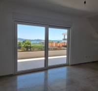Ein Zimmer in einer 4-Zimmer-Wohnung mit Blick auf die Terrasse und die Natur.