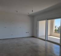 Ein geräumiges Zimmer in einer 4-Zimmer-Wohnung mit großen Fenstern und einem Balkon.