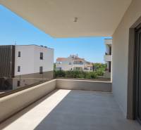 Ein Balkon mit Blick auf die benachbarten Gebäude in Vodice bietet Raum zur Entspannung.