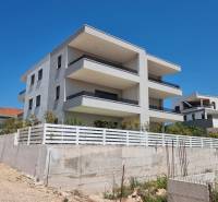 Das Äußere einer 4-Zimmer-Wohnung in der Stadt Vodice zeigt ein modernes neues Gebäude.