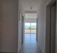 Badezimmer in einer 4-Zimmer-Wohnung mit Flur und Blick auf den Balkon.