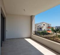 Ein Balkon in einer 4-Zimmer-Wohnung in Vodice mit Blick auf die umliegenden Gebäude und Grünflächen.