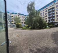 Hof des Wohnkomplexes mit gepflegtem Grün, Bratislava - Nové Mesto, Vajnorská.