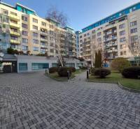 Wohnkomplex mit einem Innenhof und einem gepflasterten Gehweg in der Vajnorská-Straße in Bratislava - Nové Mesto.