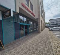 Gewerberäume in der Vajnorská-Straße in Bratislava - Nové Mesto mit verglasten Schaufenstern.