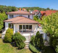 Ein Einfamilienhaus in der Malokarpatská-Straße in Limbach mit einer geräumigen Terrasse und einem gepflegten Garten.