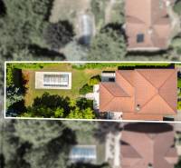 Draufsicht auf ein Einfamilienhaus mit Pool in der Malokarpatská-Straße in Limbach.