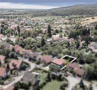 Luftaufnahme von Einfamilienhäusern in Limbach in der Malokarpatská-Straße.