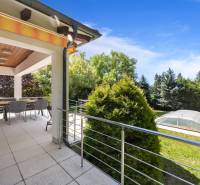 Die Terrasse des Einfamilienhauses in der Malokarpatská in Limbach mit Blick auf den Garten und den Pool.