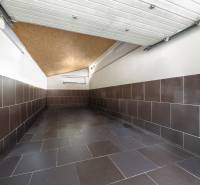 Garage mit Keramikfliesen im Einfamilienhaus, Wände mit braunen Fliesen verkleidet.