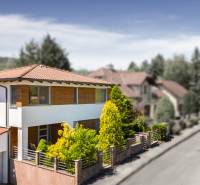 Einfamilienhaus in der Malokarpatská-Straße in Limbach mit Terrasse und Ziergarten.