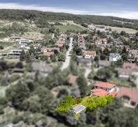 Ein Blick auf die Einfamilienhäuser in Limbach, umgeben von Grün und Hügeln im Hintergrund.