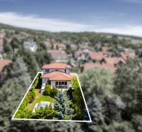 Ein Einfamilienhaus in der Malokarpatská-Straße in Limbach, umgeben von Grün und Nachbarhäusern.