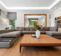 Wohnzimmer in einem Einfamilienhaus mit einem bequemen Sofa und einem Holzcouchtisch.